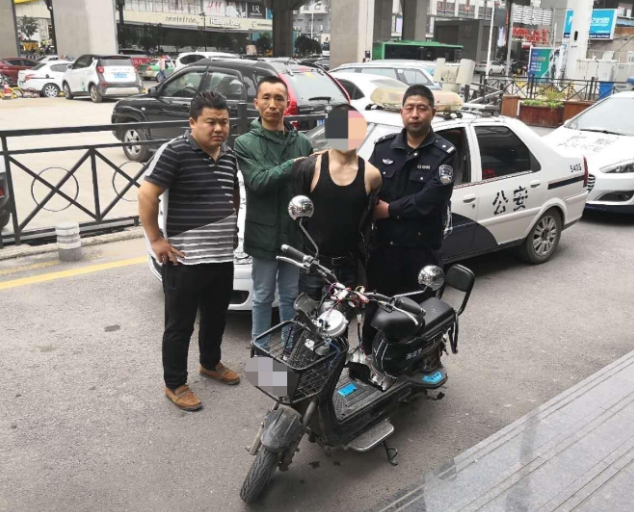 华纳娱乐“终结者”，懂车人都这样锁摩托车，两招在手：“天下无